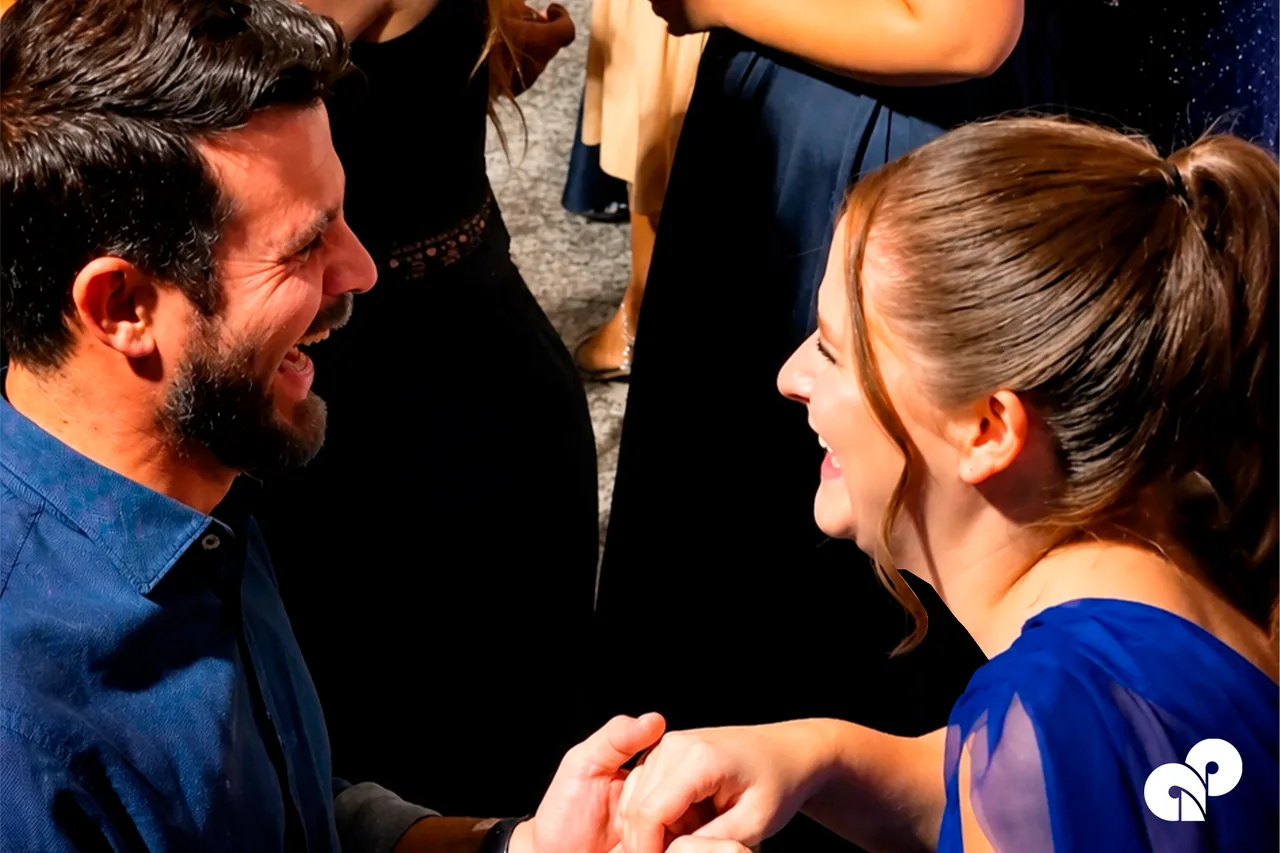 Casal de formandos dançando no Baile de Gala