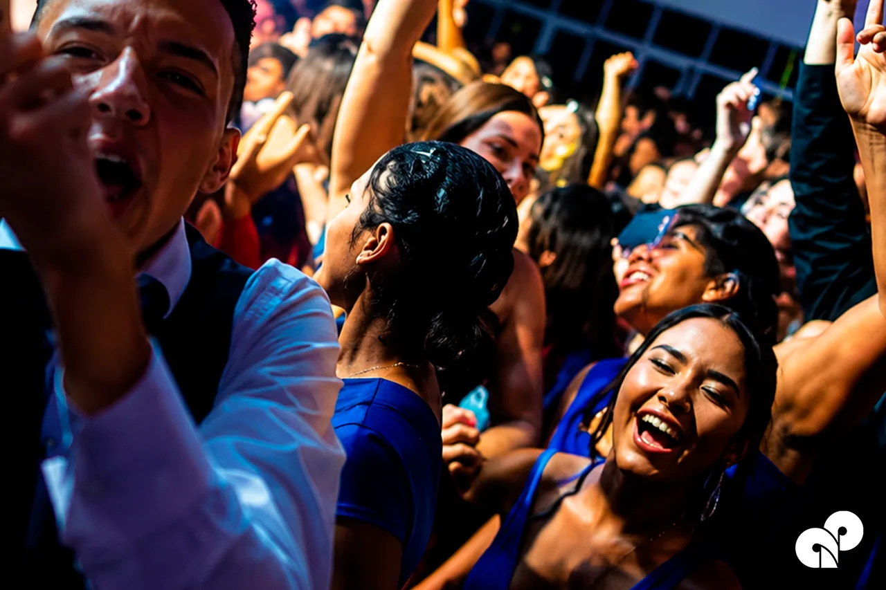 Plateia de formandos animada durante o Baile de Gala