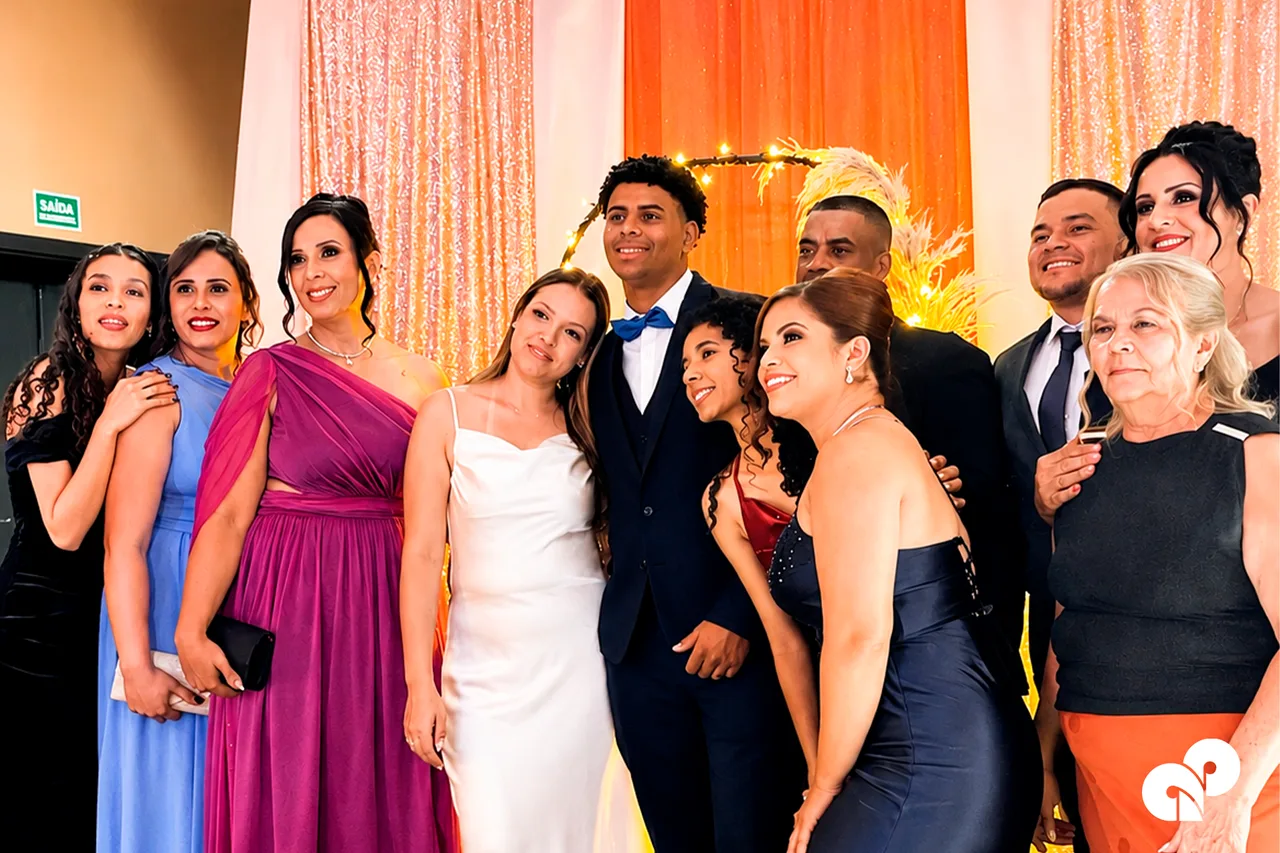 Formando comemorando a Colação de Grau ao lado da família