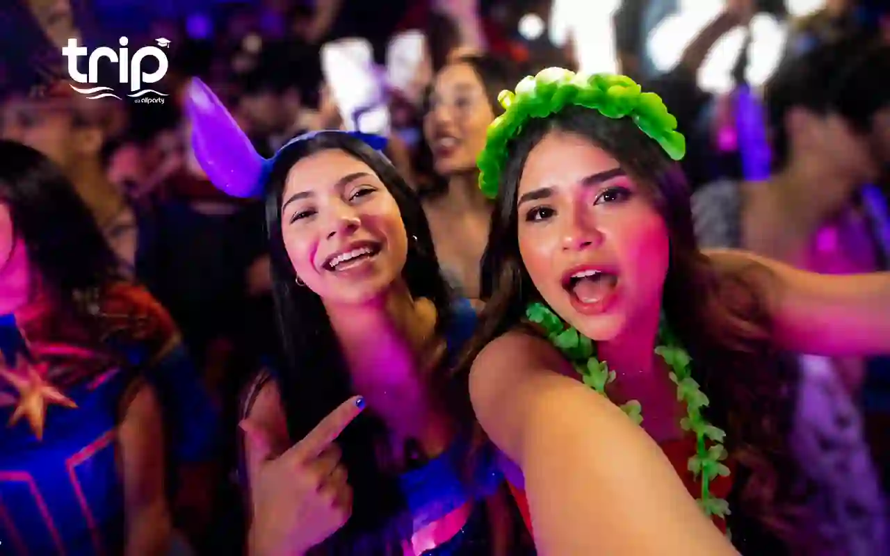 Duas formandas se divertindo na balada com acessórios de festa na cabeça